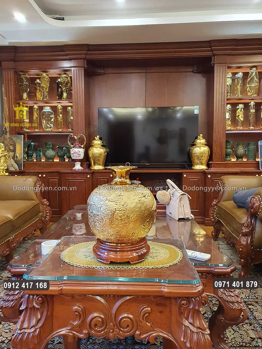 To&agrave;n bộ bề mặt b&ecirc;n ngo&agrave;i được d&aacute;t v&agrave;ng 9999 v&ocirc; c&ugrave;ng sang trọng